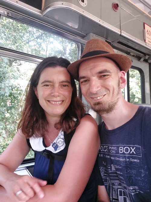 Foto van Suzan en mij, allebei met kleding van Doctor Who aan.